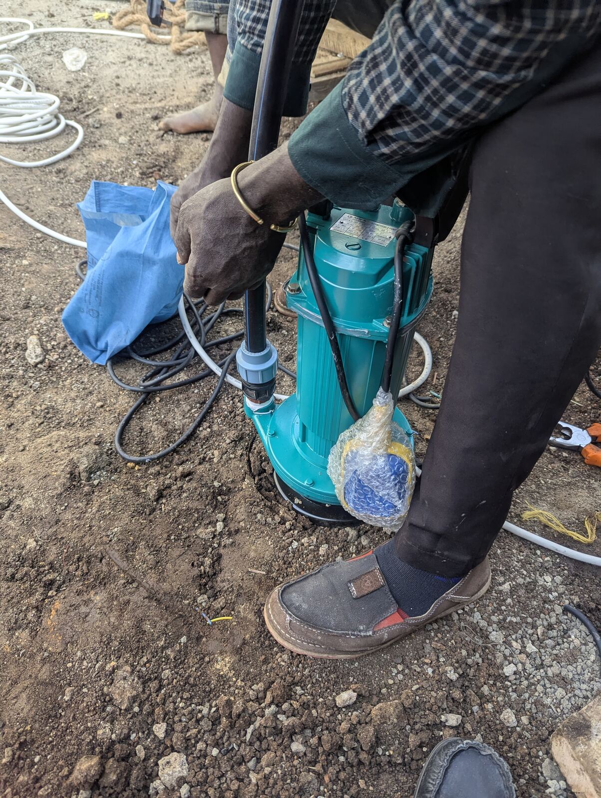 Installing and wiring the submersible pump